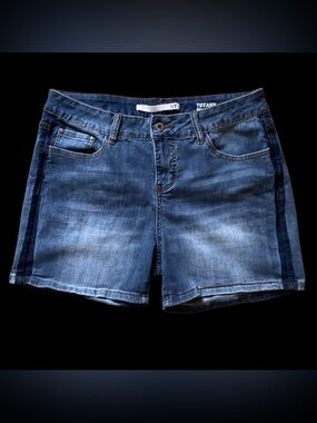 !it jeans Women's Blue Denim Jean Shorts with Side Stripe